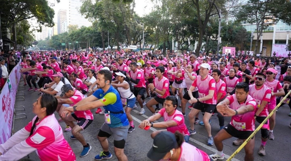 Avon Run — calentamiento masivo de participantes en camisetas rosas en Paseo de la Reforma
