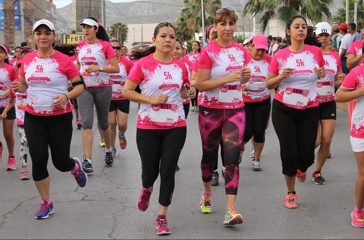 Avon Run — corredoras en camisetas rosas 5K Pink Escaparate en carrera urbana