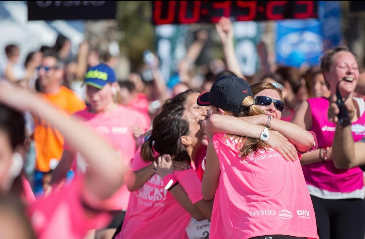 Avon Run — participantes abrazándose emocionadas al cruzar la meta