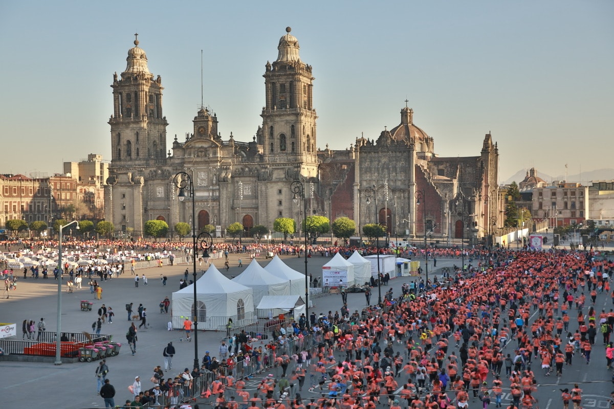 Vista aérea de la Catedral Metropolitana con marea de corredoras Bonafont en el Zócalo