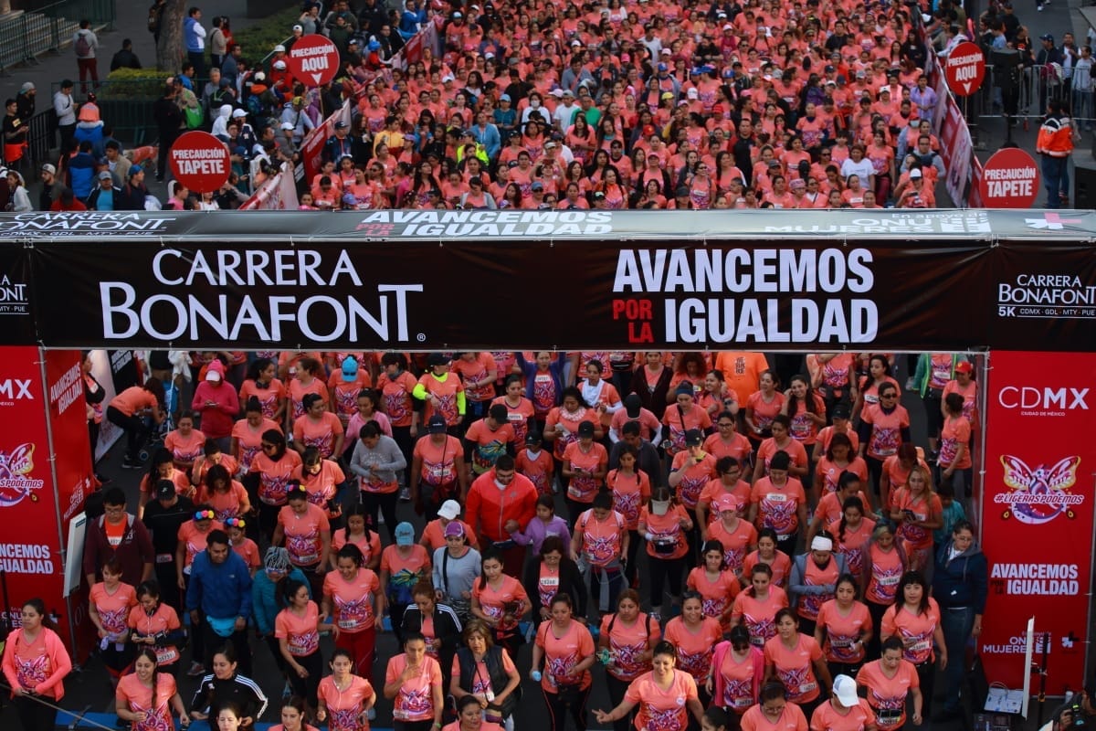 Arco de salida Carrera Bonafont — Avancemos por la Igualdad — multitud de participantes