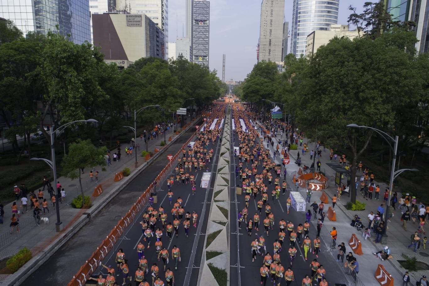 Vista aérea de miles de corredoras Bonafont sobre Paseo de la Reforma CDMX