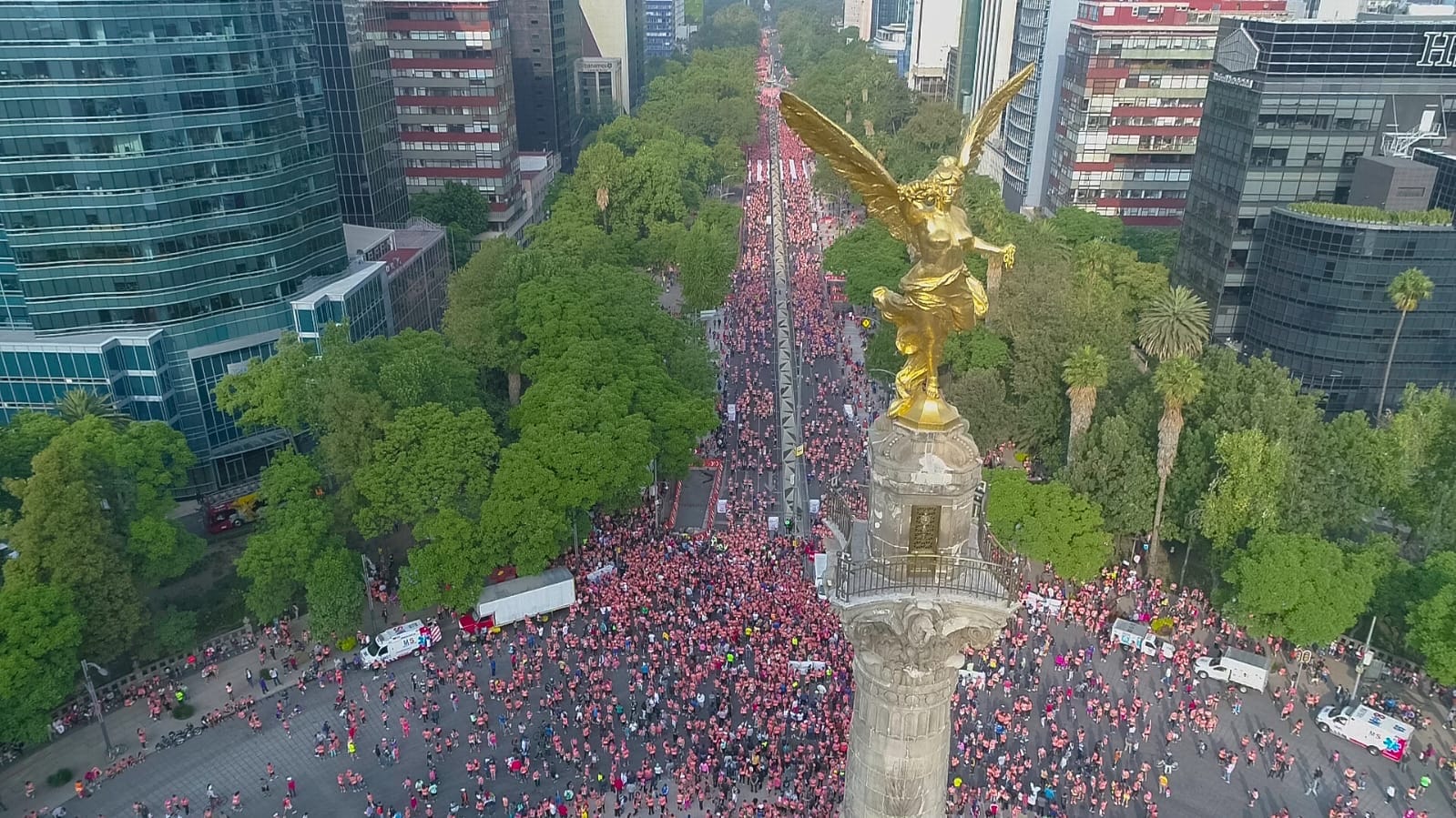 Vista aérea del Ángel de la Independencia rodeado de miles de corredoras Bonafont en rosa