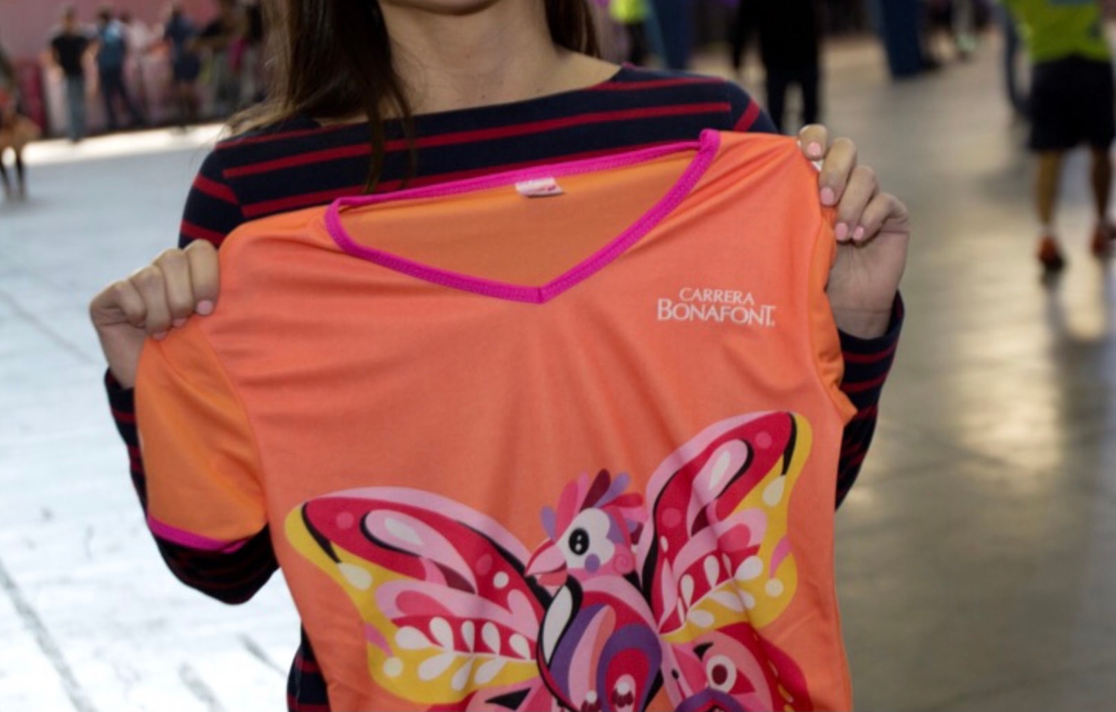 Playera oficial Carrera Bonafont con diseño de mariposa colorida