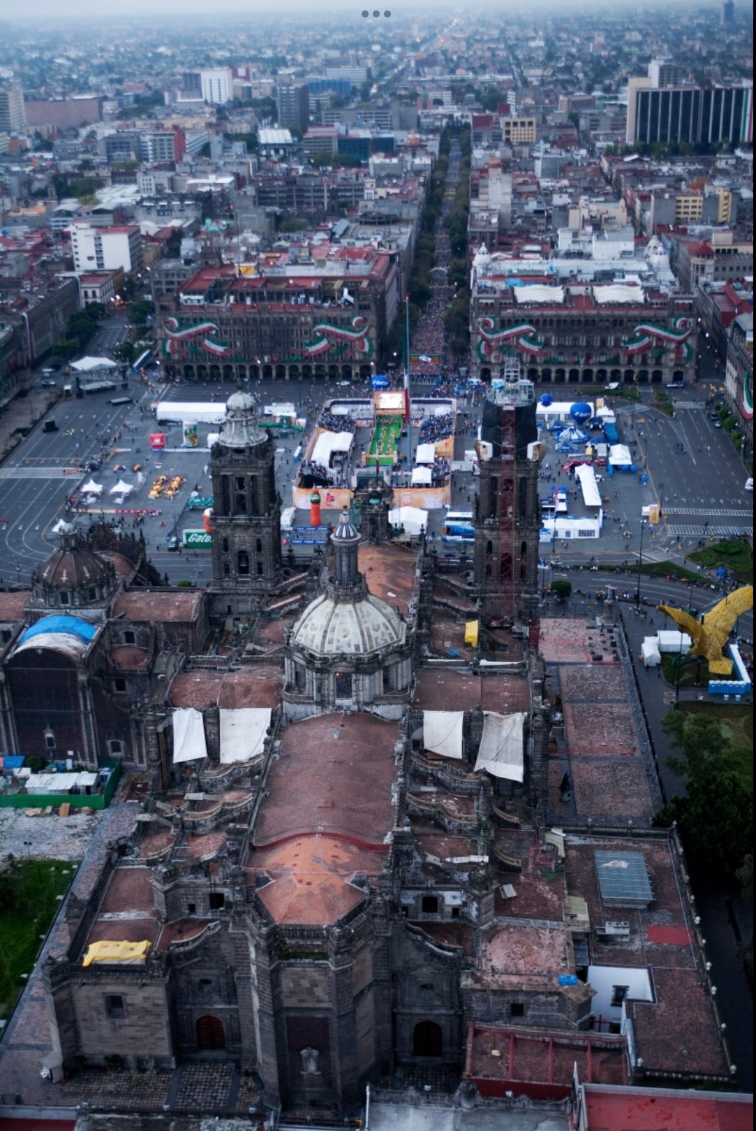 CDMX Marathon — vista aérea del Zócalo con la Catedral Metropolitana y miles de corredores