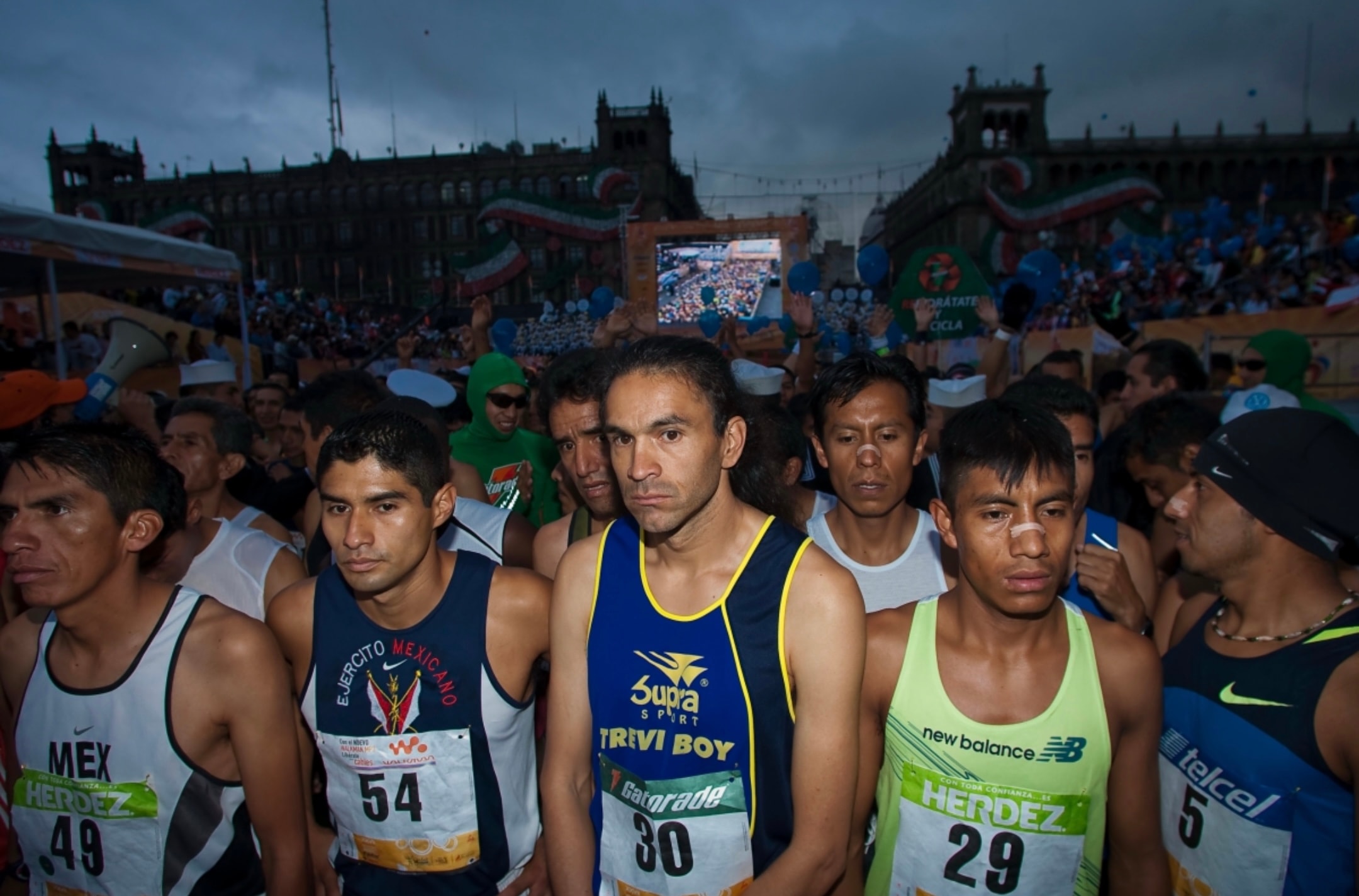 CDMX Marathon — corredores de élite concentrados en la línea de salida en el Zócalo