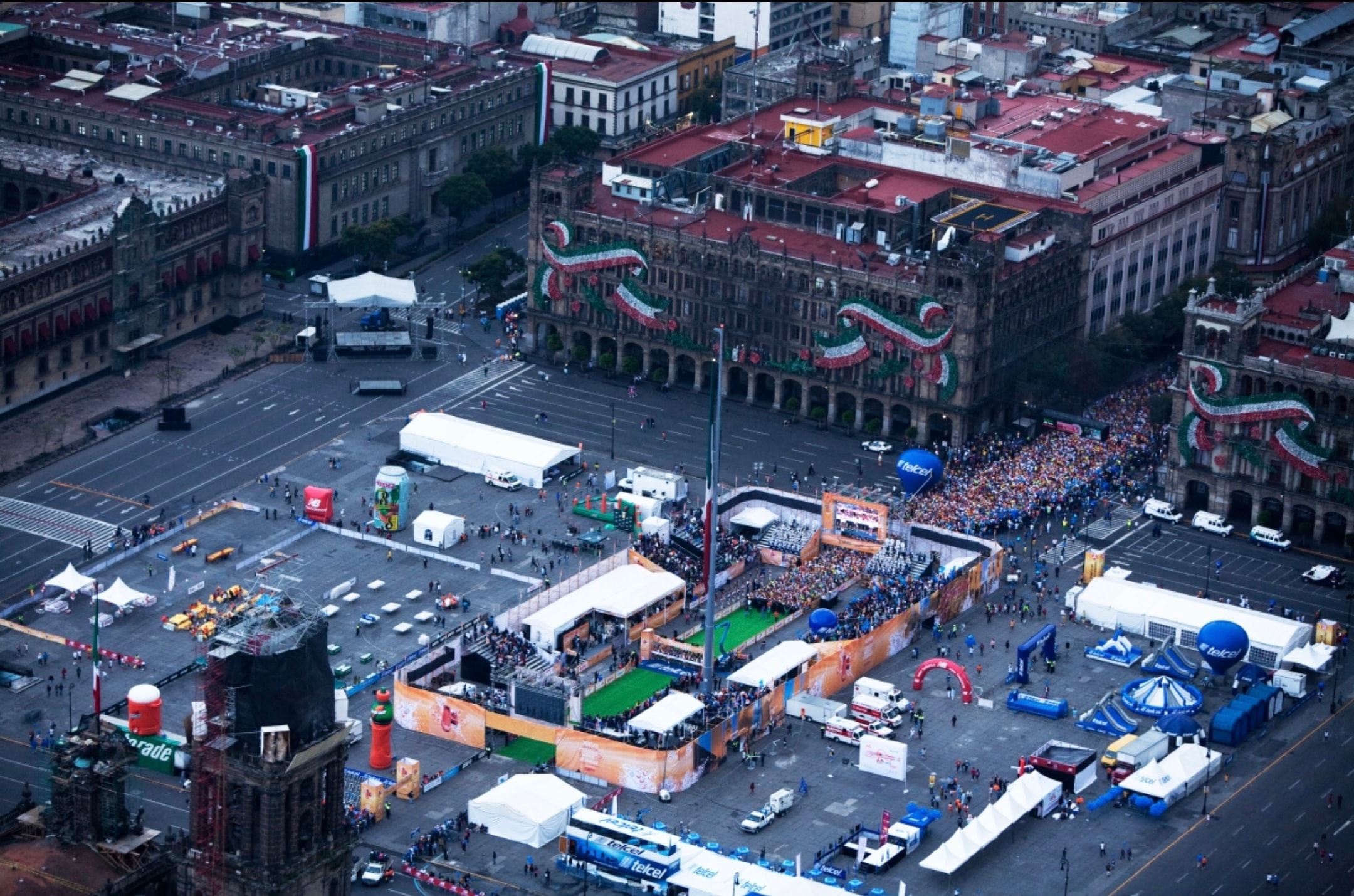 CDMX Marathon — salida oficial en el Zócalo con bandera mexicana y globos naranjas
