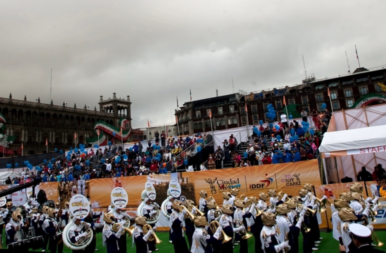 CDMX Marathon — banda de guerra tocando en la ceremonia de salida del Zócalo