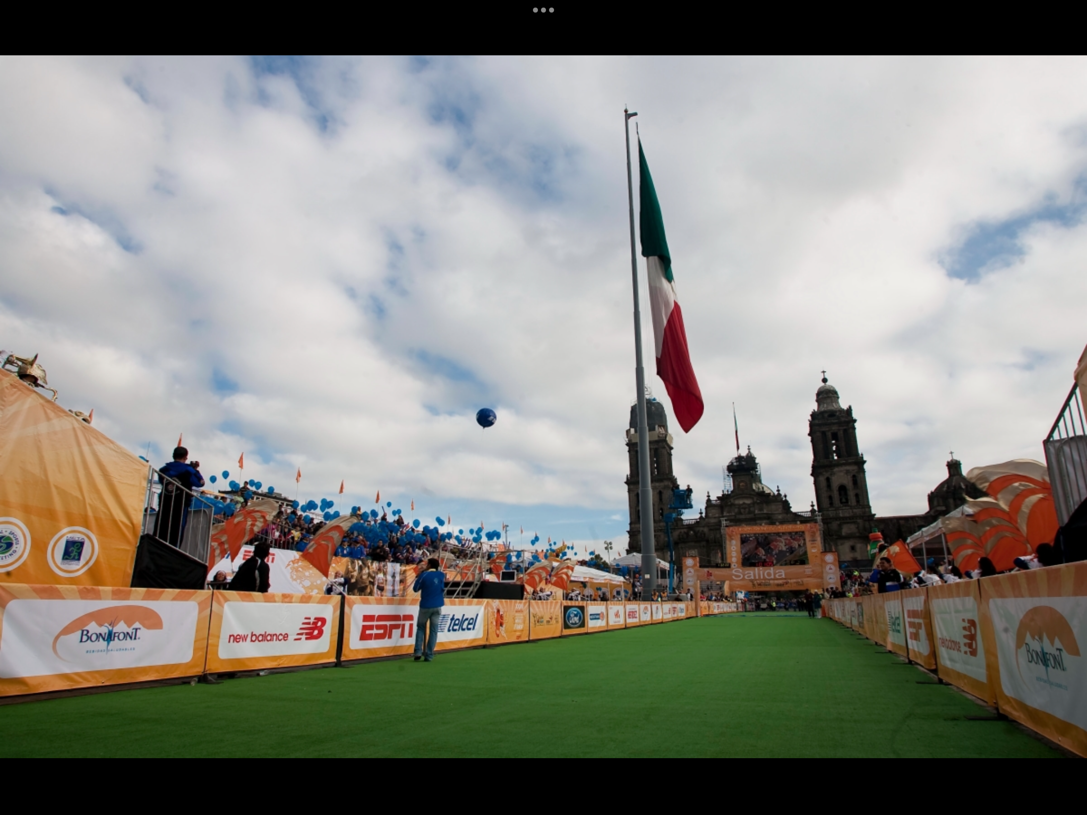 CDMX Marathon — vista aérea completa del Zócalo con toda la infraestructura del evento