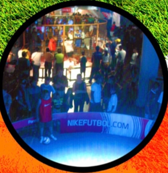 NikeFutbol.com — evento interior con jaula y público