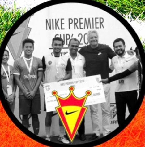 Nike Premier Cup — equipo ganador con trofeo y cheque