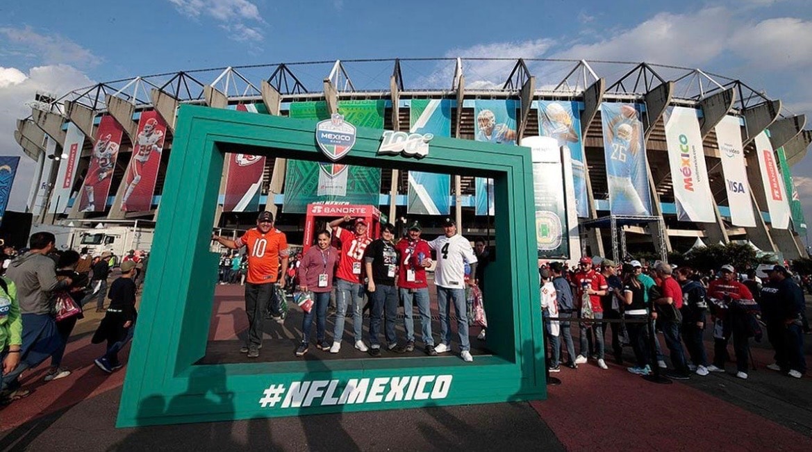 Estadio Azteca NFL Mexico Game — multitud frente al estadio