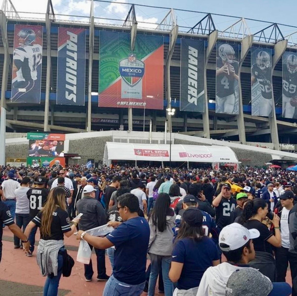 Fan en el NFL Super Bowl Fan Zone CDMX con balón autografiado