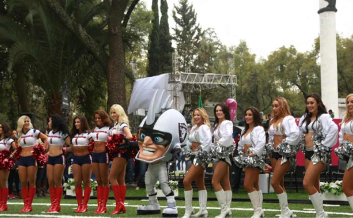 NFL Fan Fest CDMX — cheerleaders y mascota Raiders en el campo