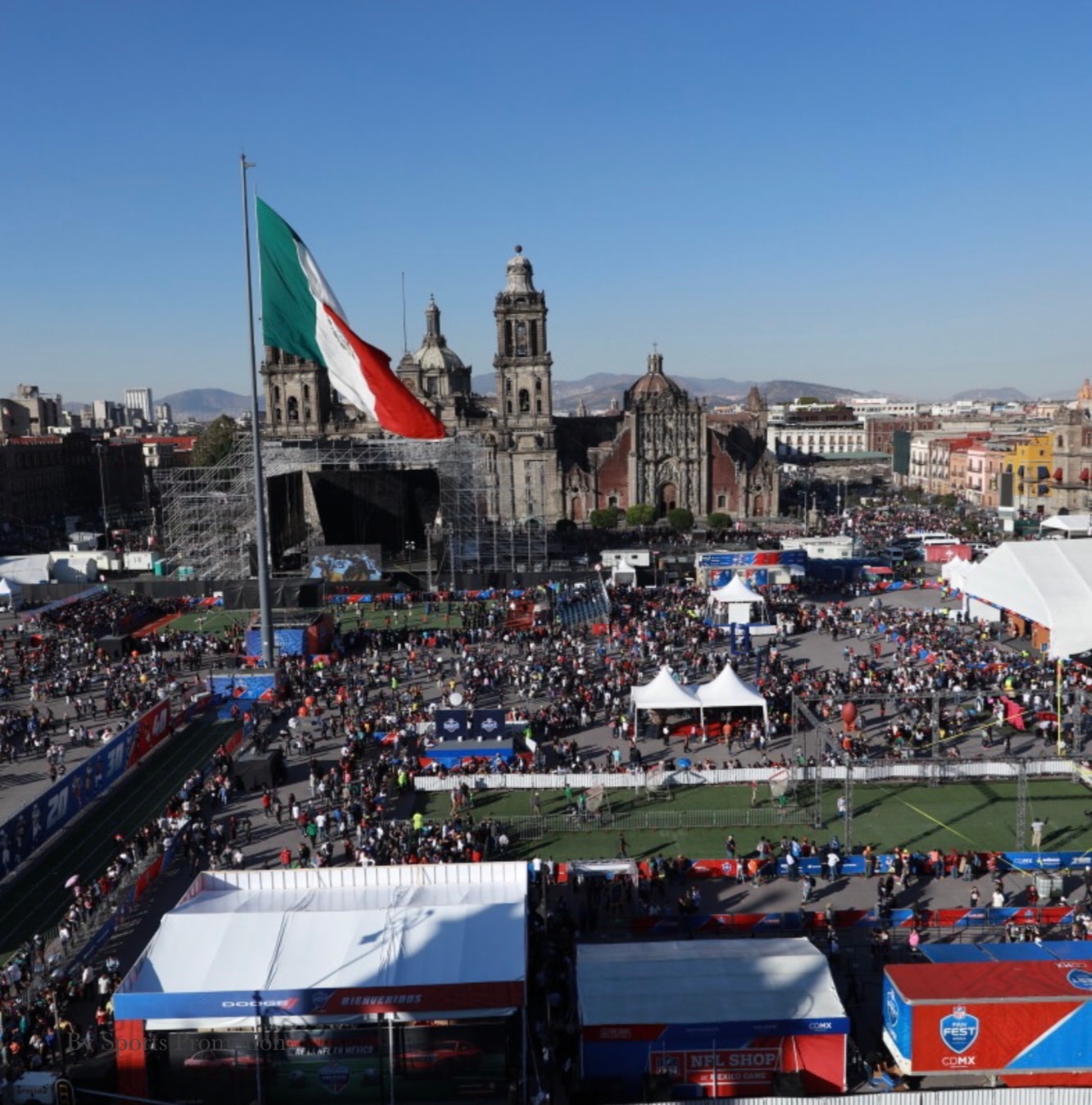 Vista aérea del NFL Fan Fest en el Zócalo de la Ciudad de Mexico