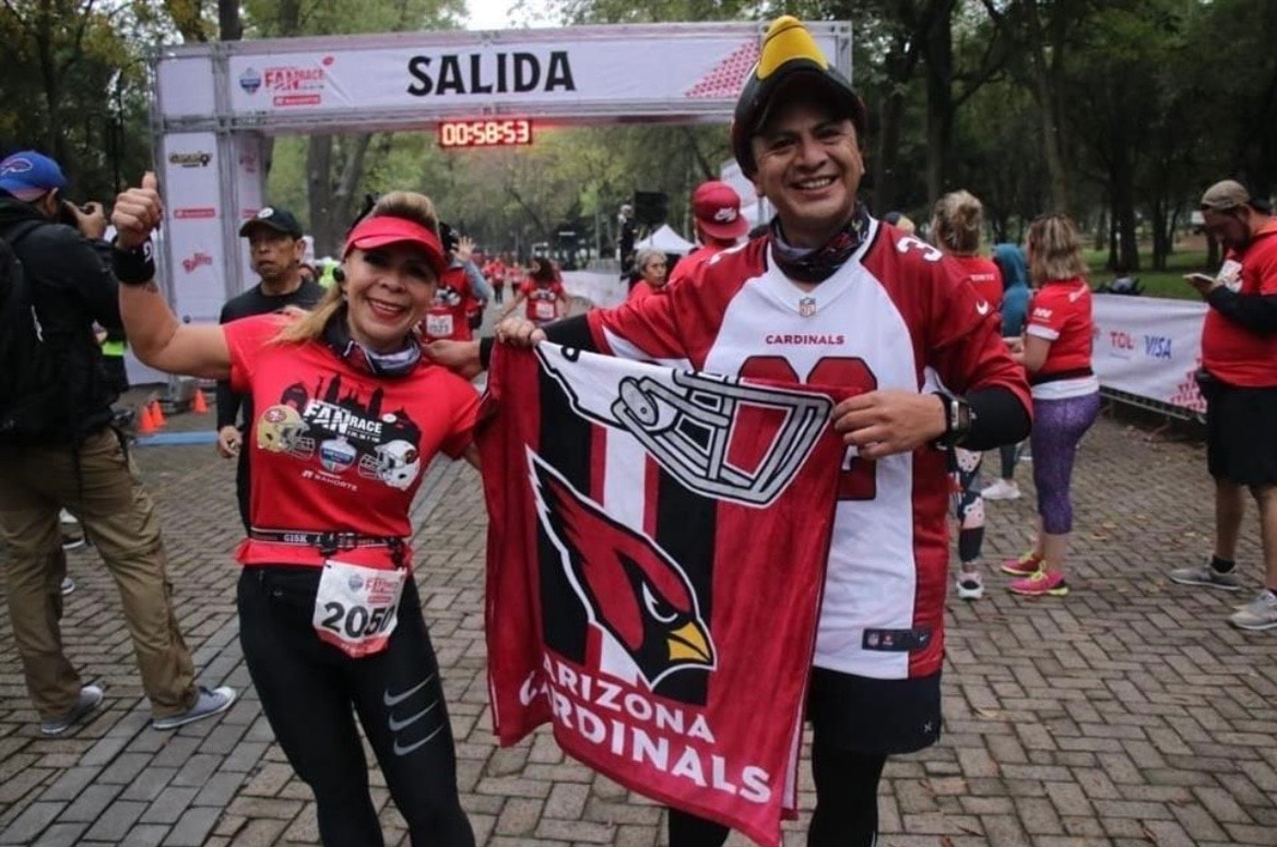 Pareja de fans de los Arizona Cardinals en la salida del NFL Fan Race CDMX
