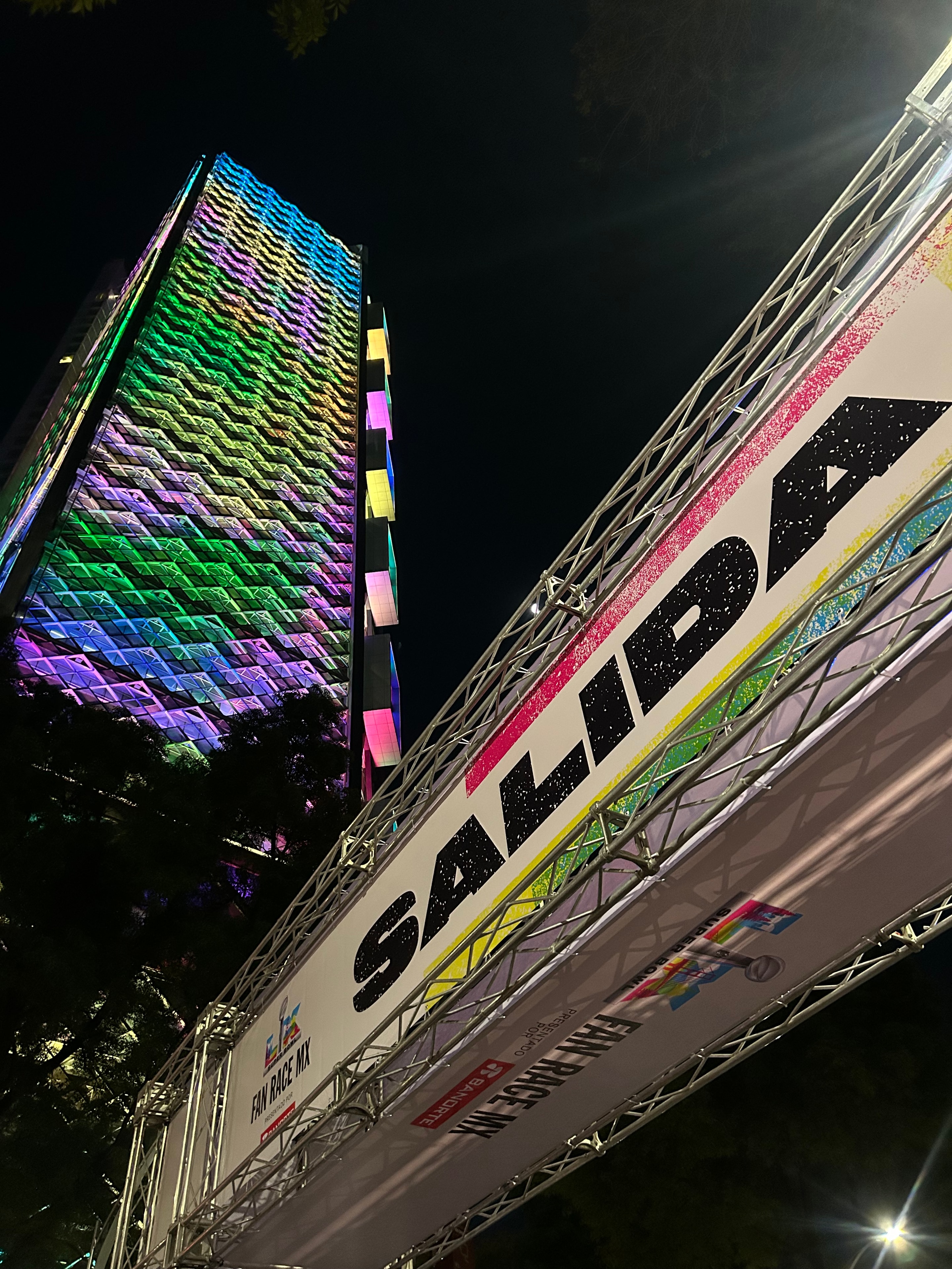 Arco iluminado del NFL Fan Race MX de noche con pantalla LED multicolor