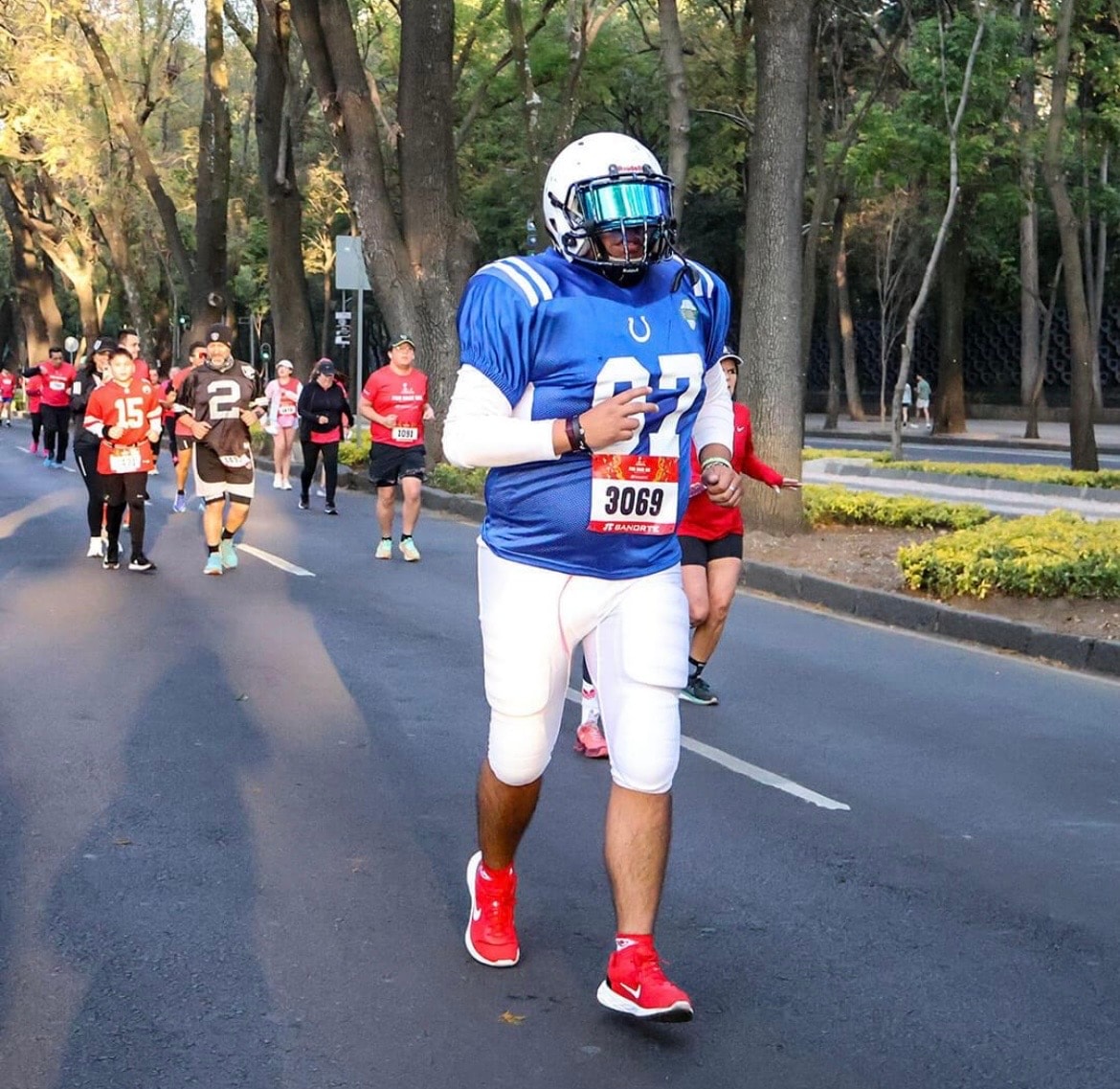 Corredor disfrazado de jugador de los Indianapolis Colts en el NFL Fan Race