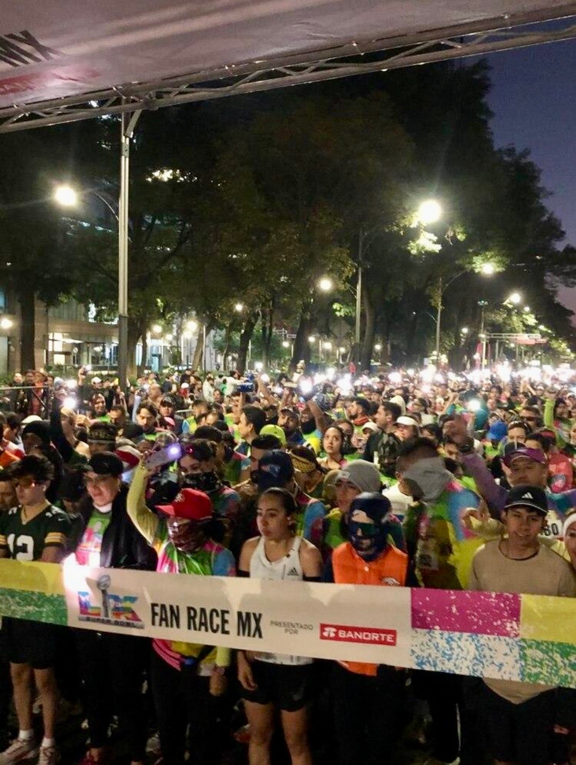Multitud de corredores en la salida nocturna del Fan Race MX presentado por Banorte