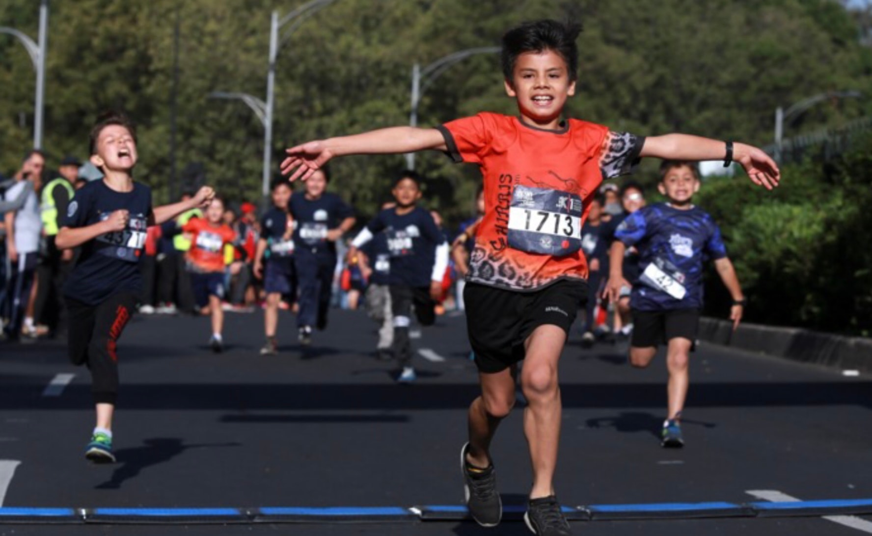 Federal Police Race 2018 — child crossing finish line