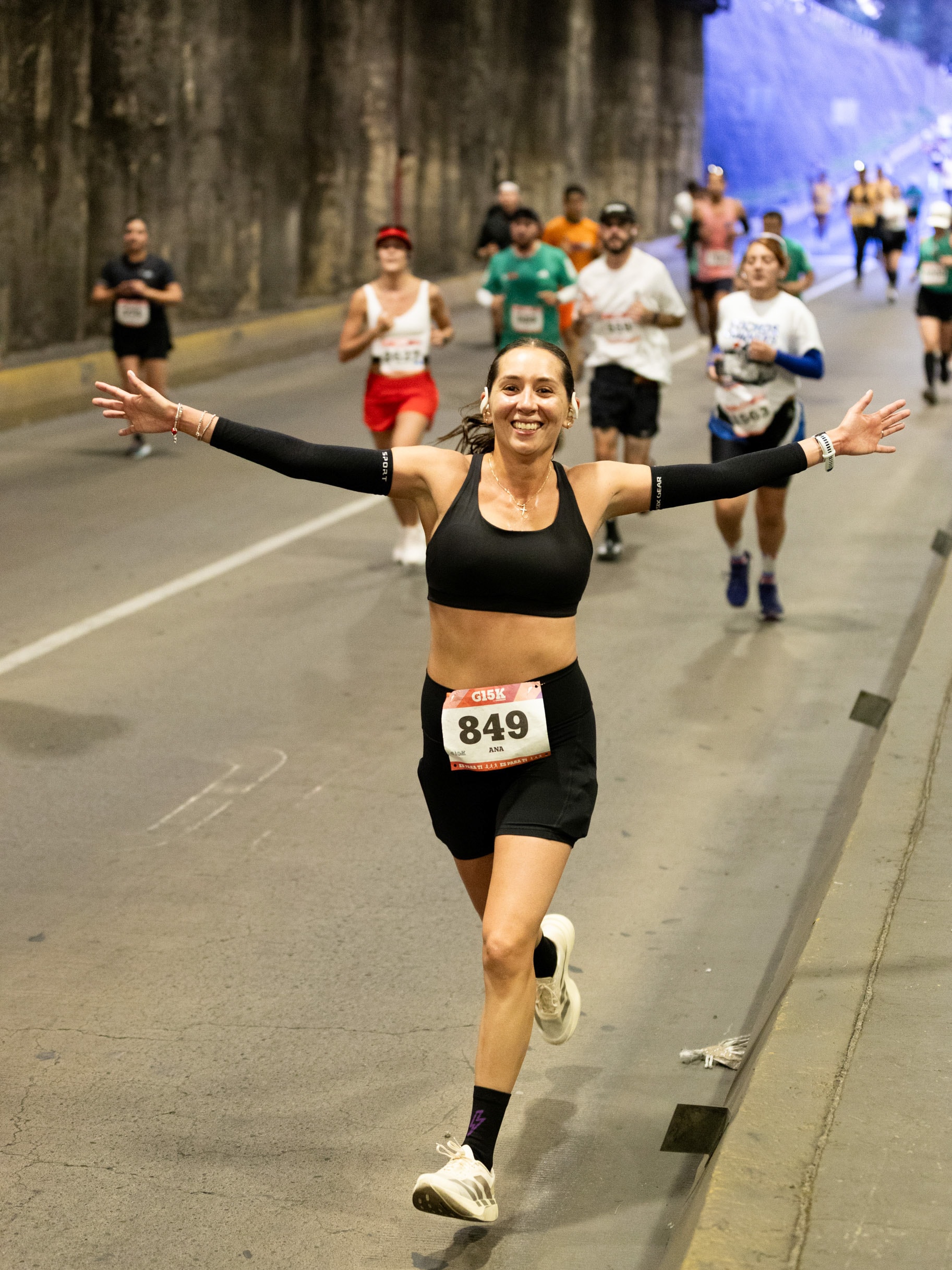 Corredora celebrando en el túnel del G15K CDMX