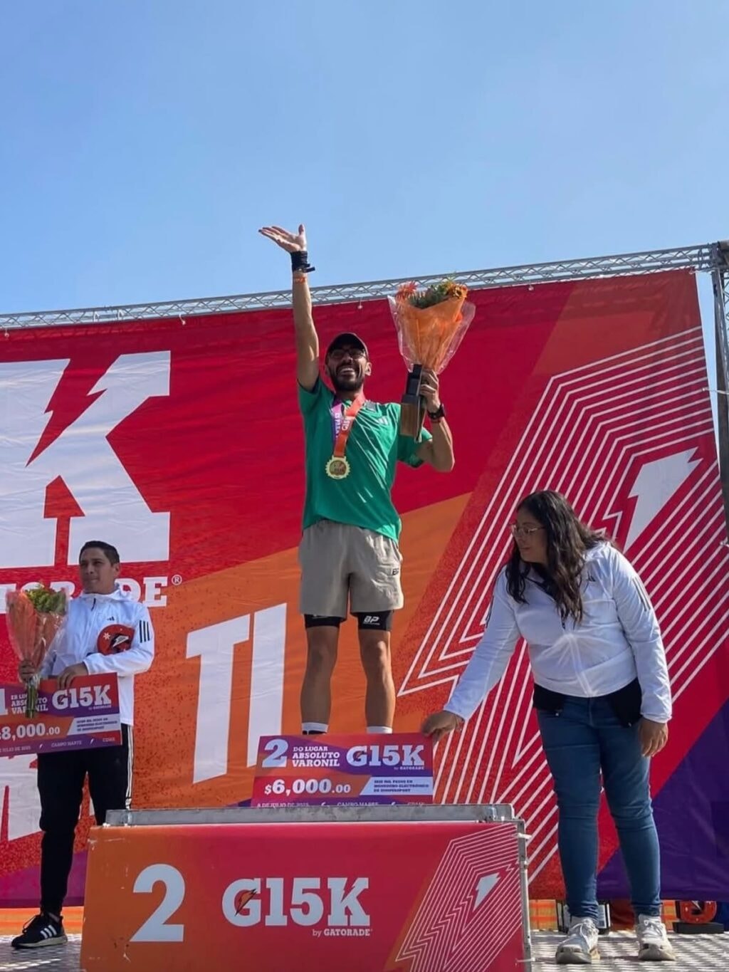 Participantes G15K celebrando al cruzar la meta en Chapultepec