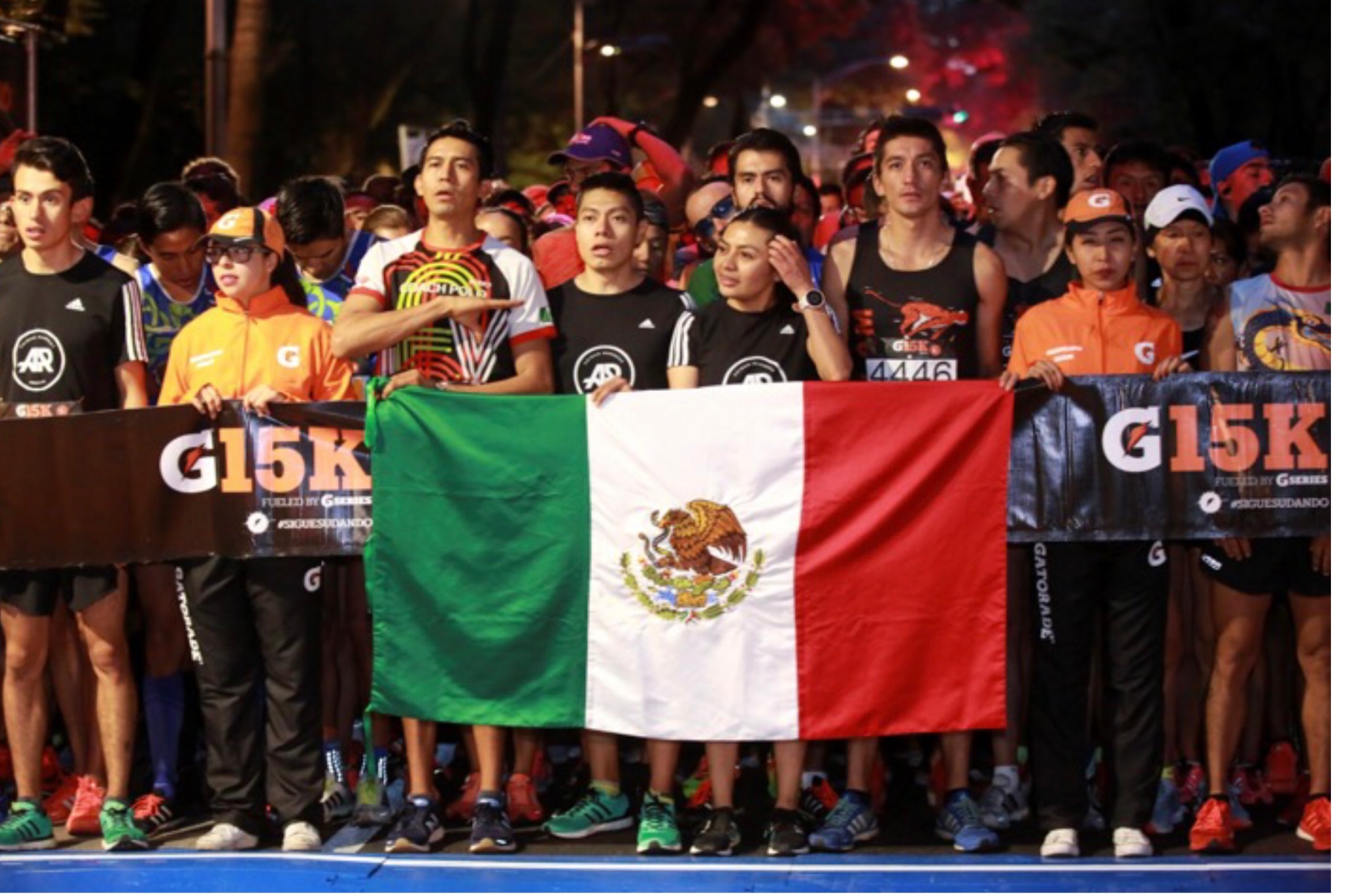 Corredores élite en la salida nocturna del G15K