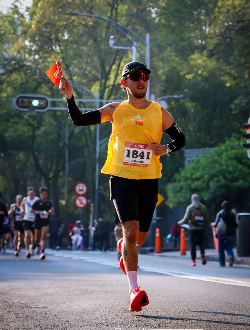 Mauricio corredor #1841 con playera amarilla G15K en Paseo de la Reforma