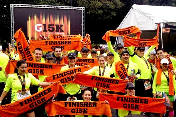 Grupo de finishers G15K con banderas naranjas en Chapultepec