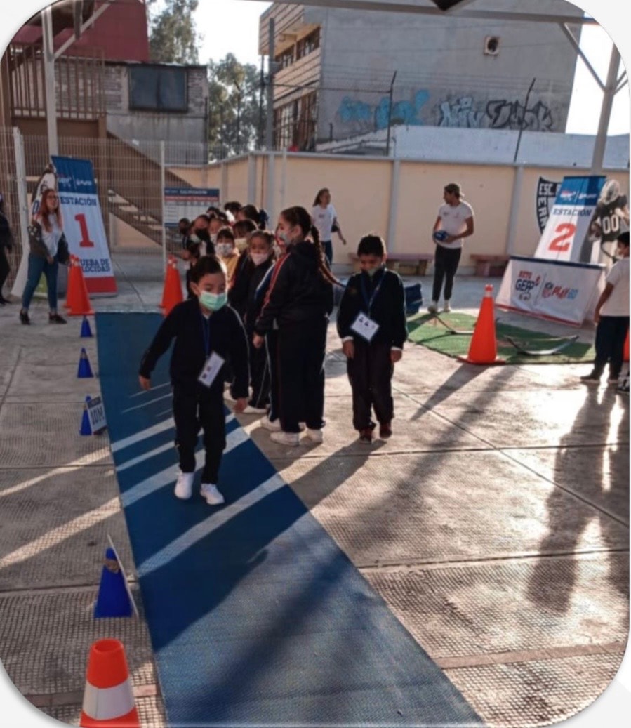 Reto Gepp — niños en estación de velocidad con conos y pista azul
