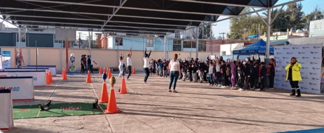 Reto Gepp — instructores y alumnos en calentamiento grupal bajo techo