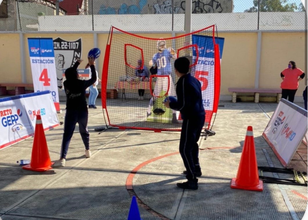 Reto Gepp — niños practicando lanzamiento de balón en estación 4 y 5