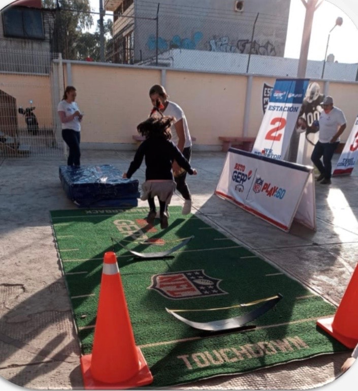 Reto Gepp — niña corriendo en pista touchdown NFL Play 60