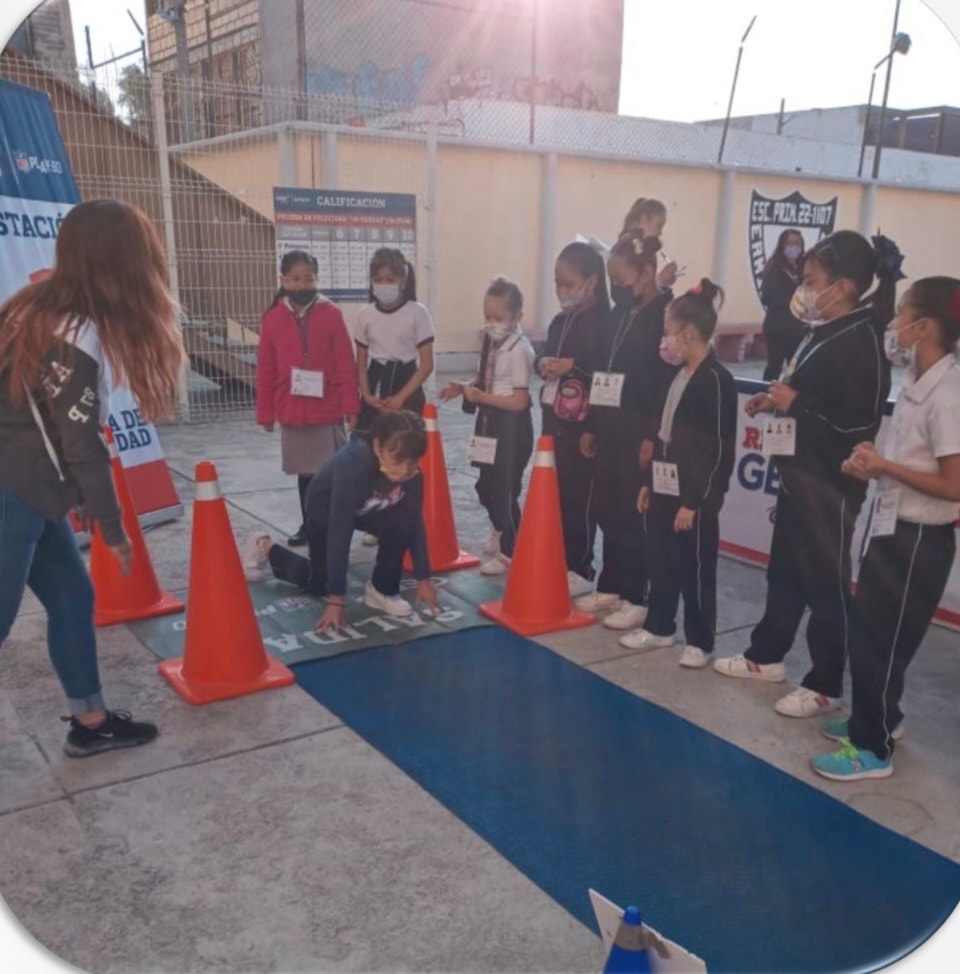 Reto Gepp — niñas en posición de salida en estación de velocidad