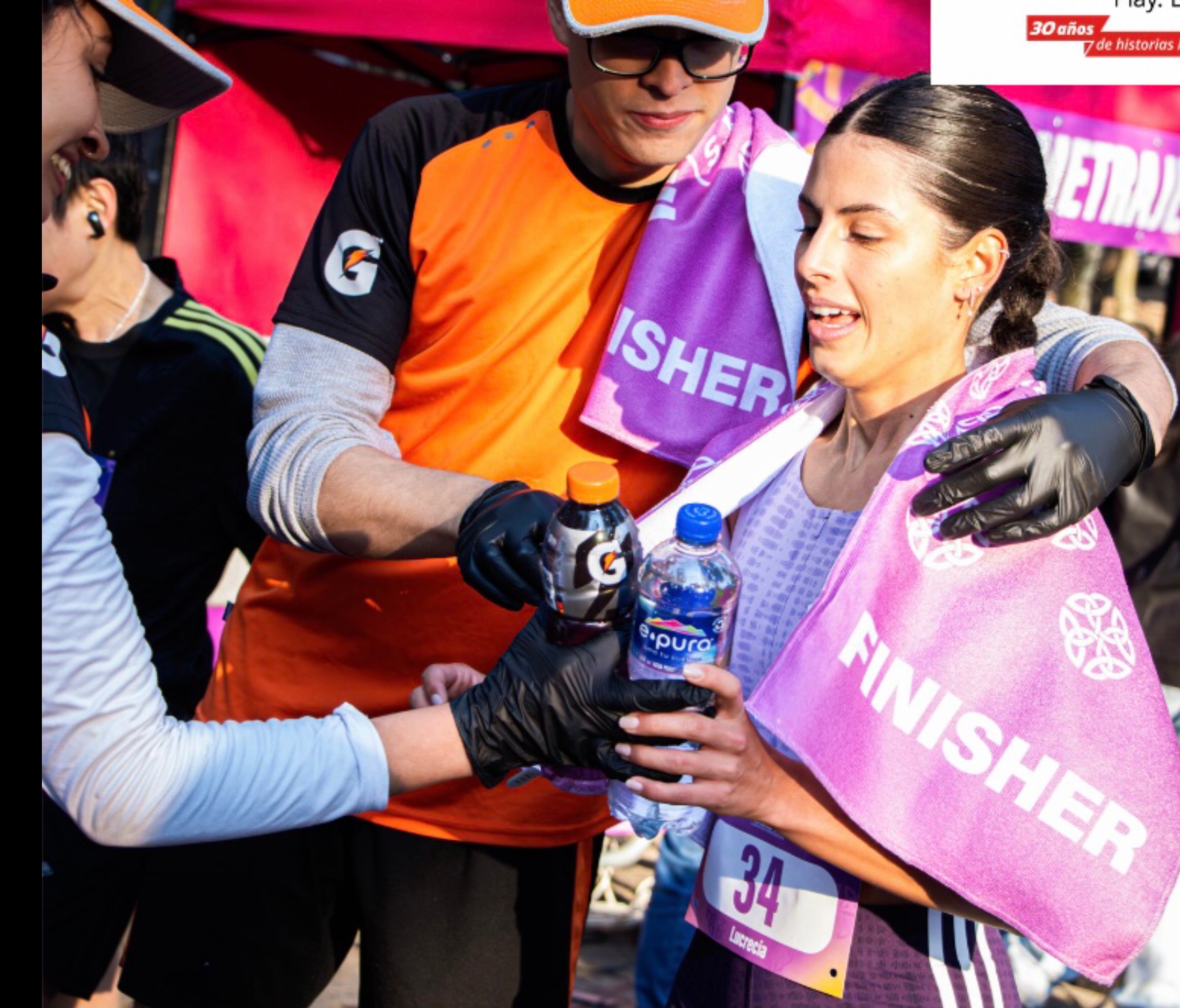 G-Women's Race — voluntario Gatorade entregando bebida a finisher