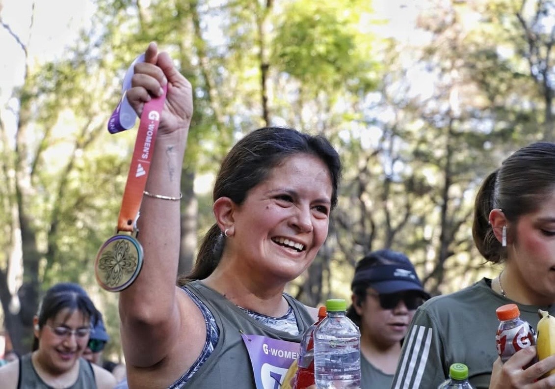 G-Women's Race — participante celebrando con medalla