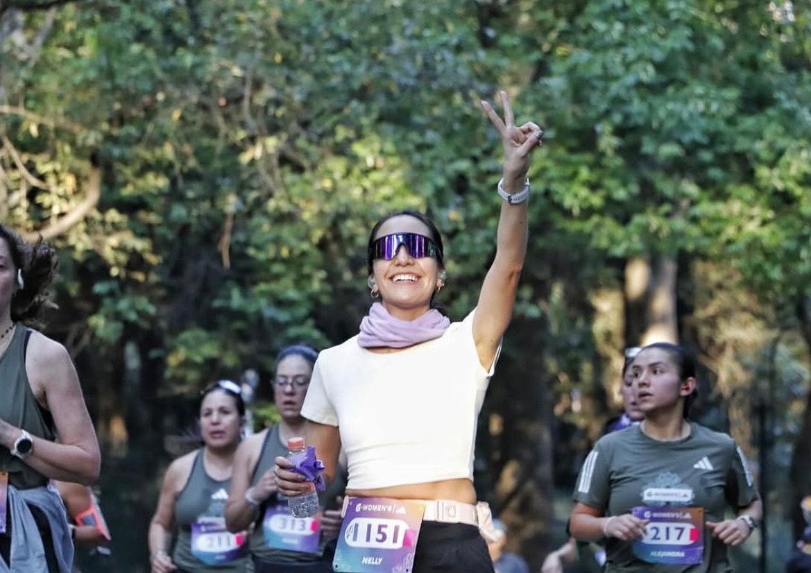G-Women's Race — corredora sonriendo durante la carrera