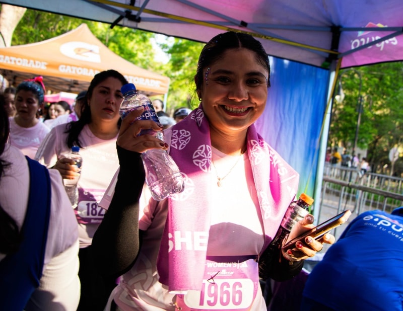 G-Women's Race — participante sonriendo con botella de agua en zona Gatorade