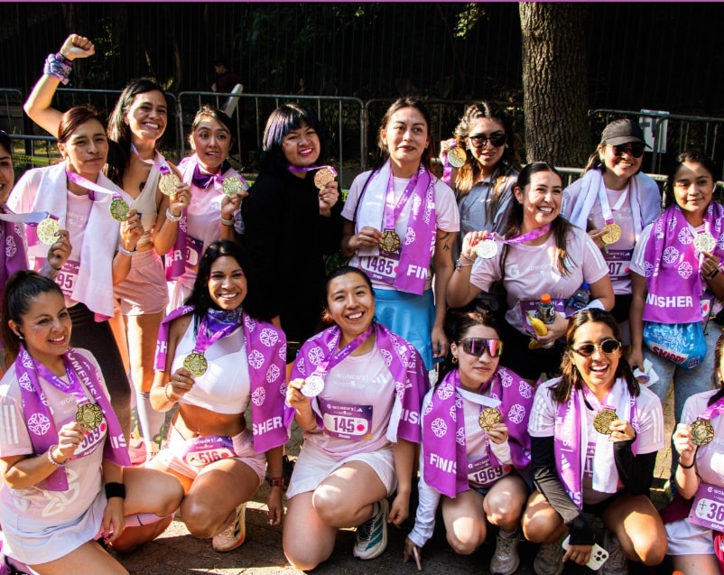 G-Women's Race — grupo de finishers mostrando medallas