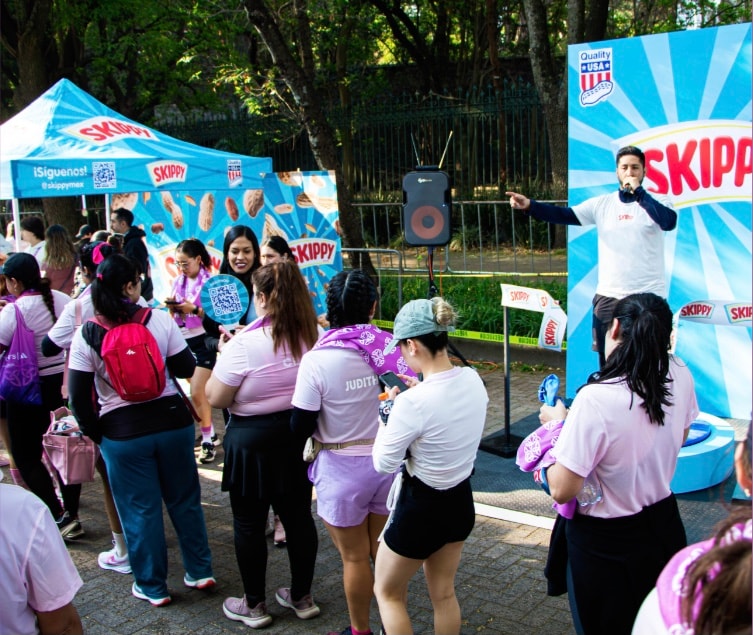 G-Women's Race — activación Skippy con animador en escenario