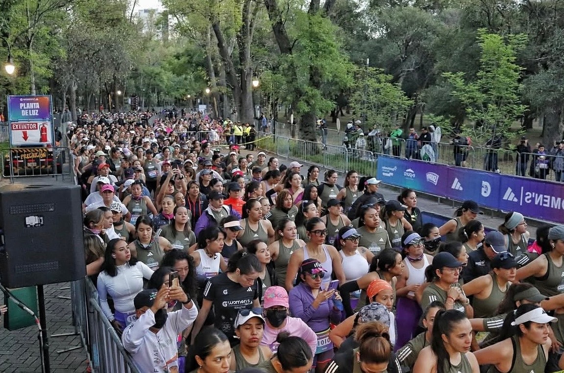G-Women's Race — multitud de corredoras en la línea de salida en el bosque