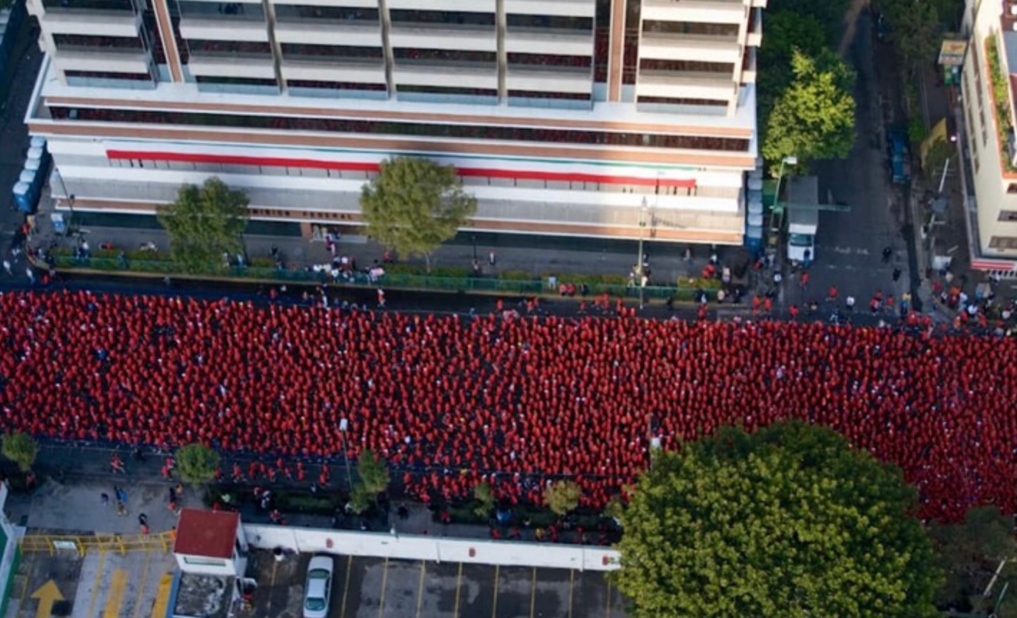 The Human Race Nike 10K — vista aérea de la multitud roja en plaza urbana