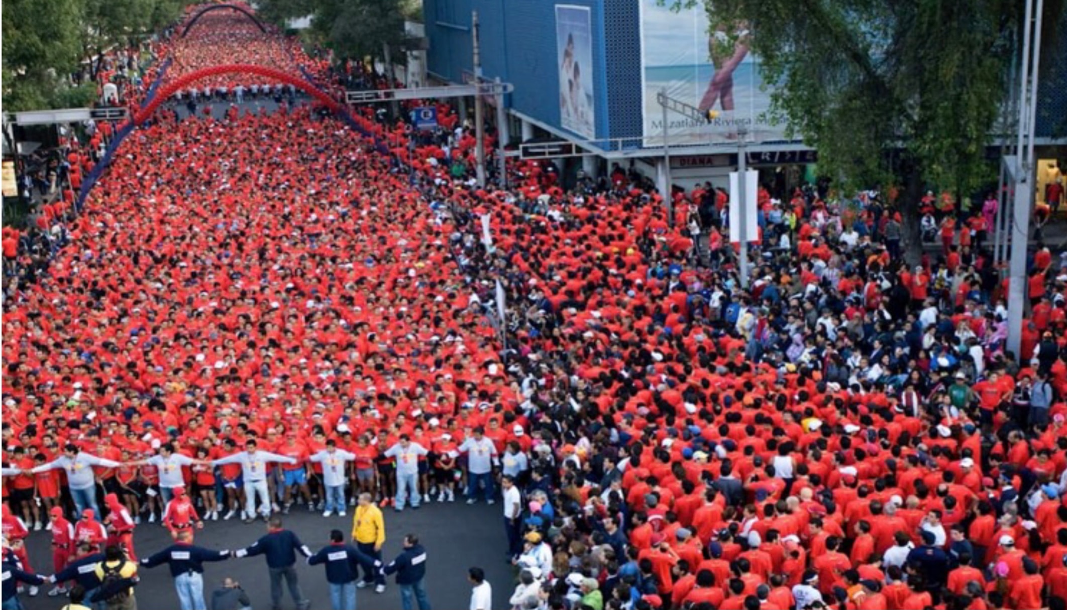 The Human Race Nike 10K — corredores bajo el arco de salida en Paseo de la Reforma
