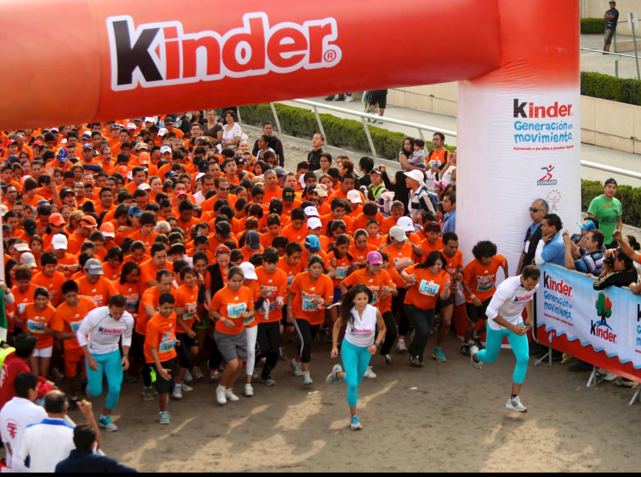 Kinder Run — salida masiva bajo el arco naranja Kinder