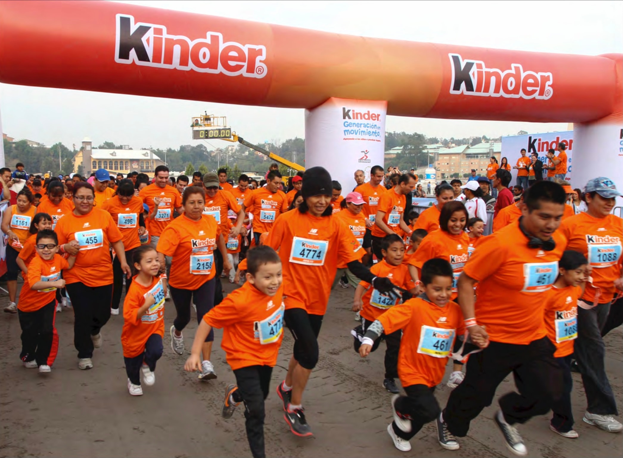 Kinder Run — familias con niños corriendo