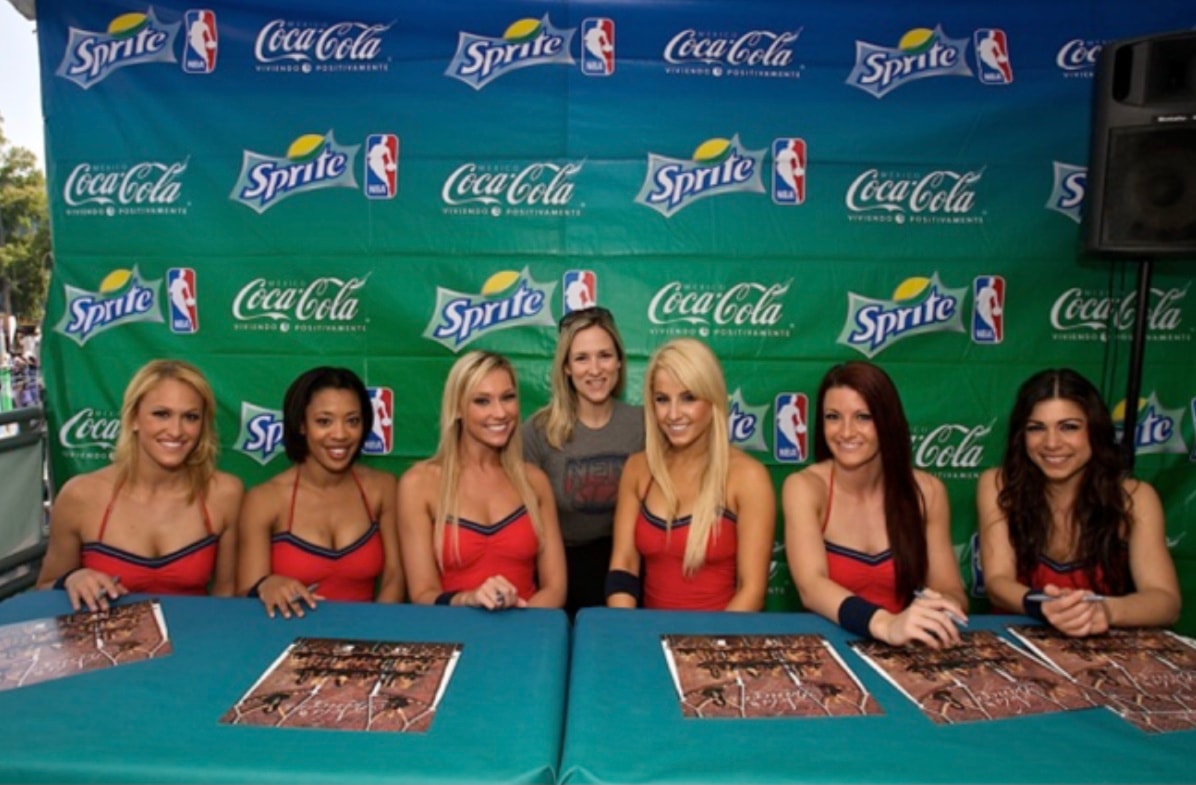 NBA Jam Festival 2014 — multitud participando en actividades deportivas