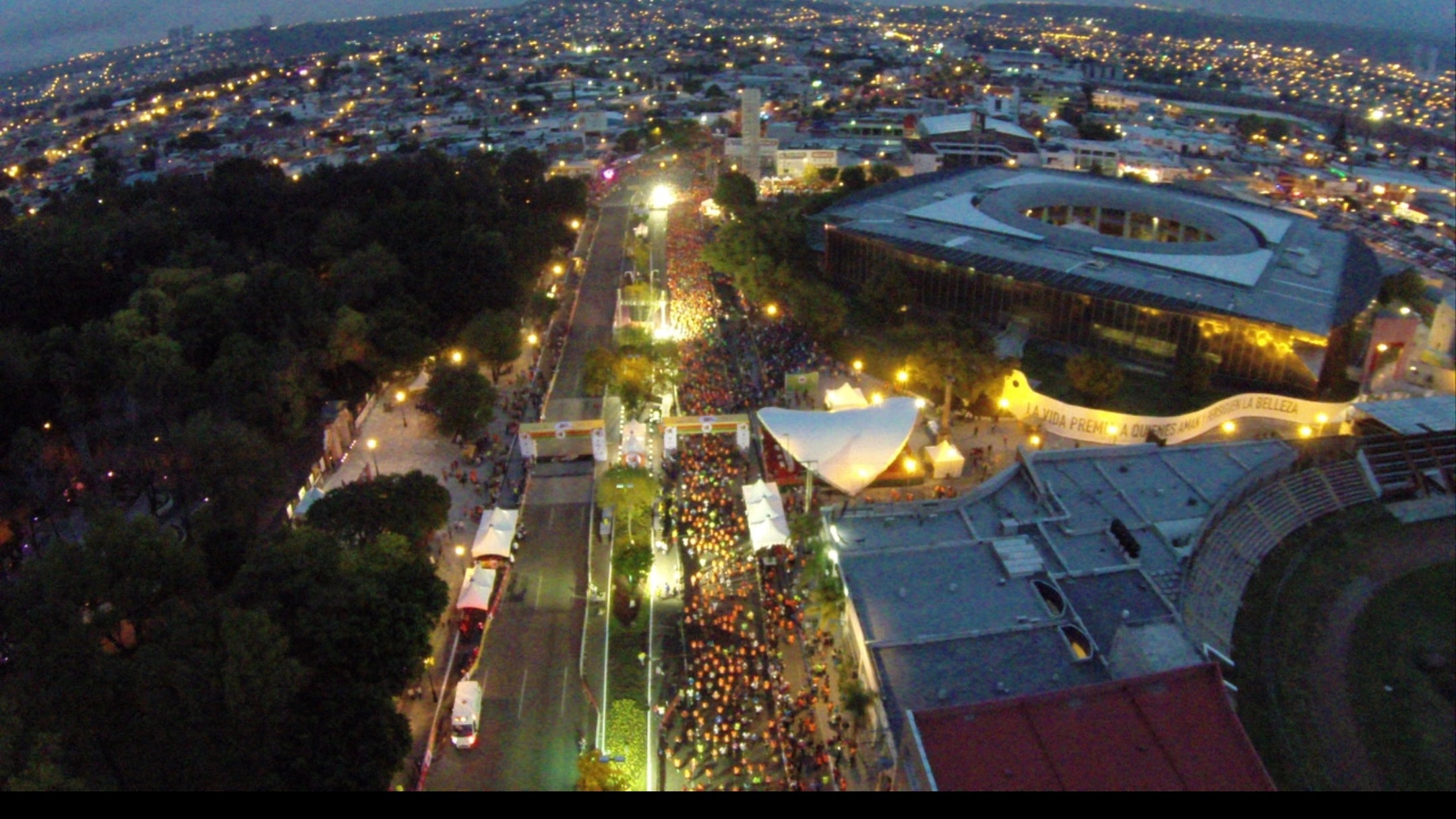 Querétaro Marathon — salida masiva nocturna vista aérea