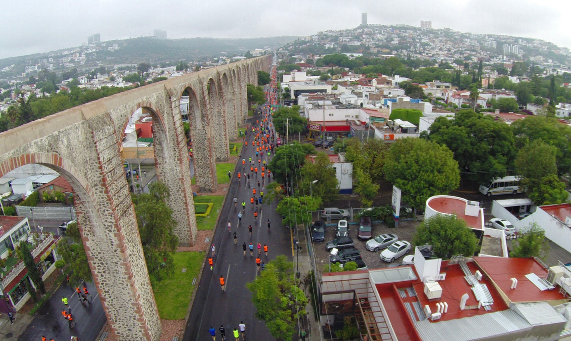 Querétaro Marathon — corredores junto al acueducto histórico de Querétaro