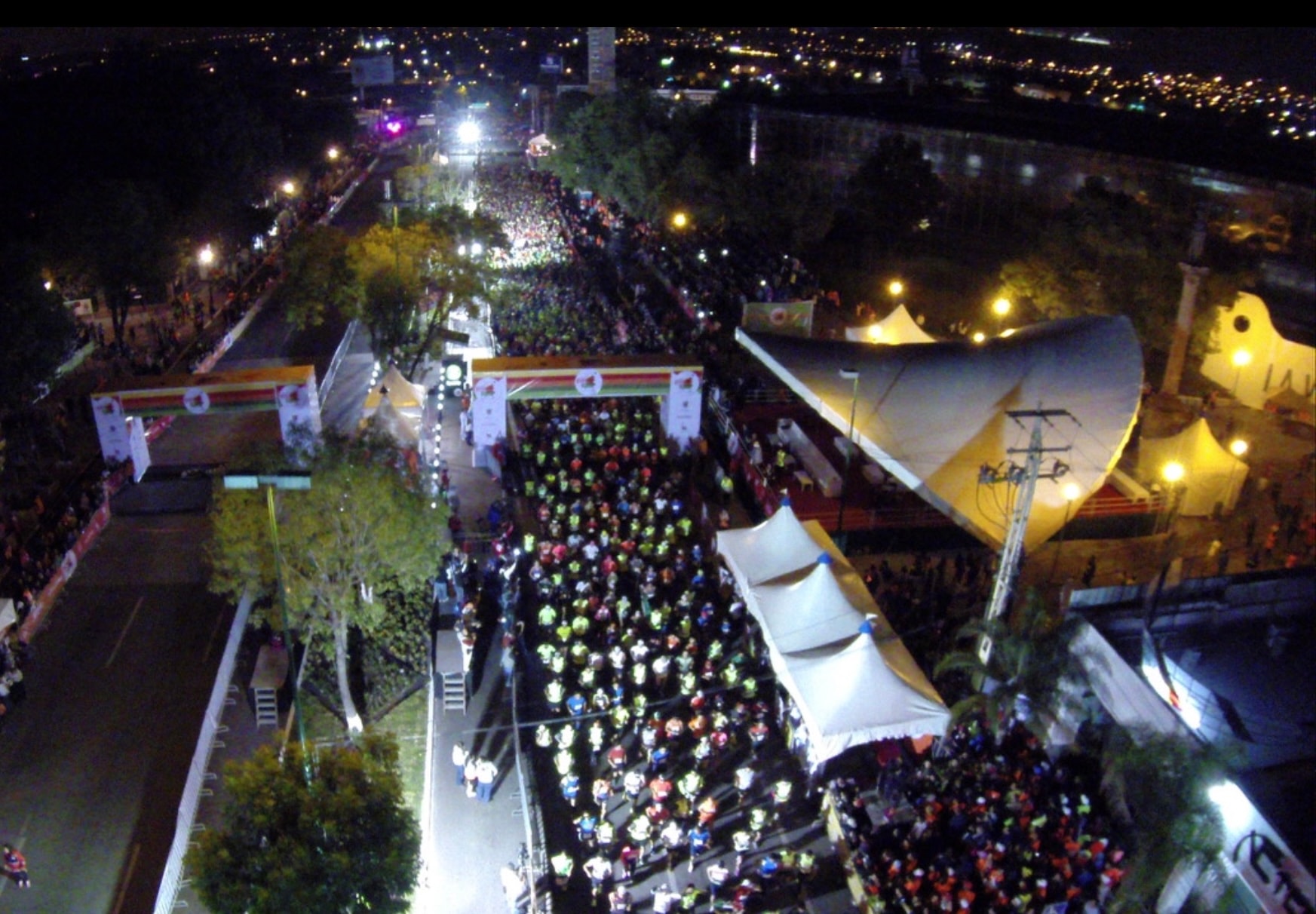 Querétaro Marathon — corredores en la línea de salida nocturna