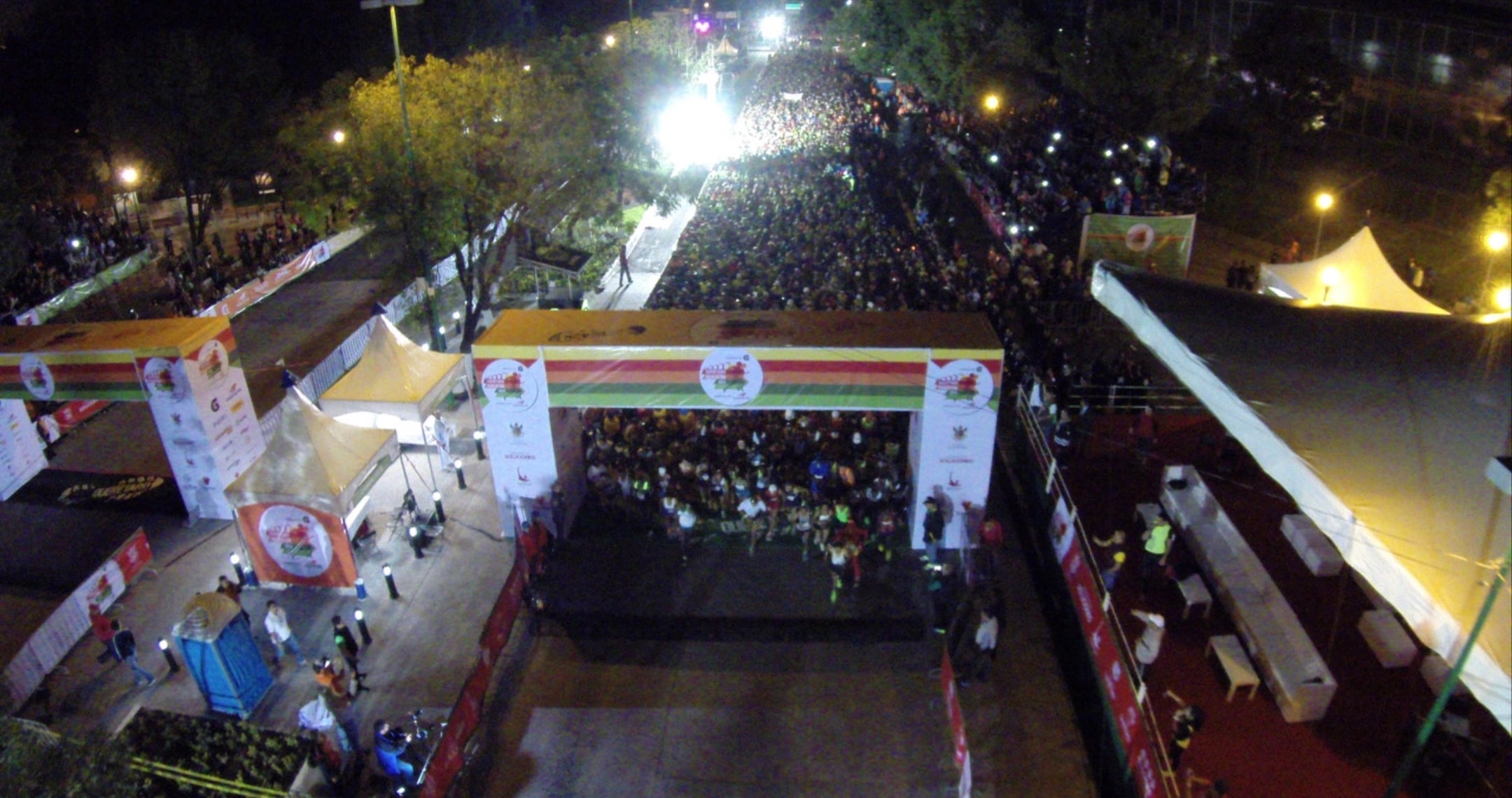 Querétaro Marathon — vista aérea del arco de salida nocturno